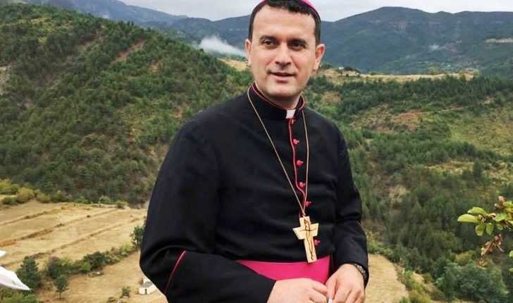 Prifti katolik: Nëse në Europë nuk më pranojnë bashkë me fqinjin tim i cili shkon në xhami, refuzoj ofertën e vazhdoj jetën