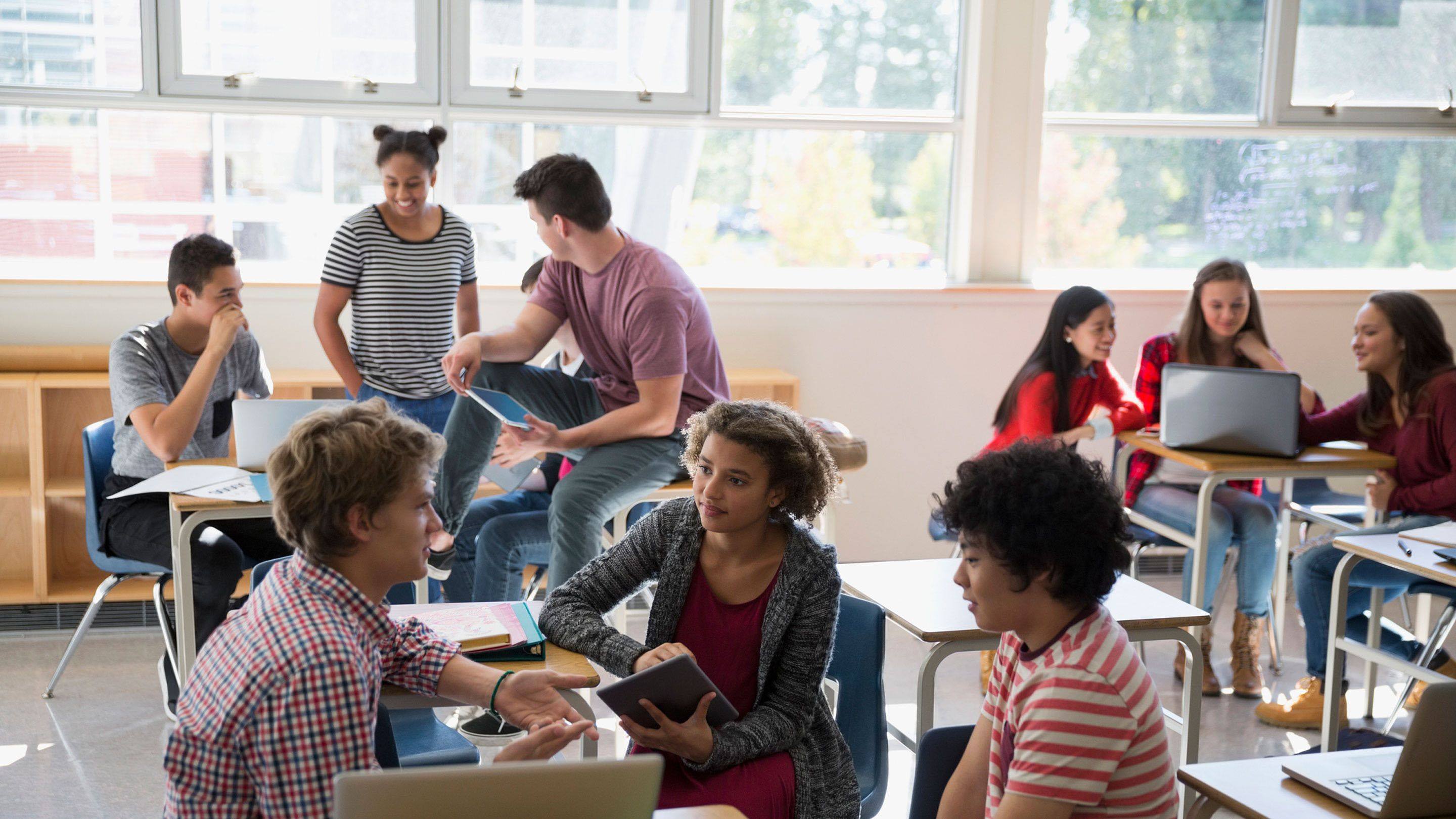 Each student has. Групповая работа студентов. Студенты в классе. Групповая работа на уроке. Study English школа.